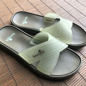 Sanuk beachwalker slides